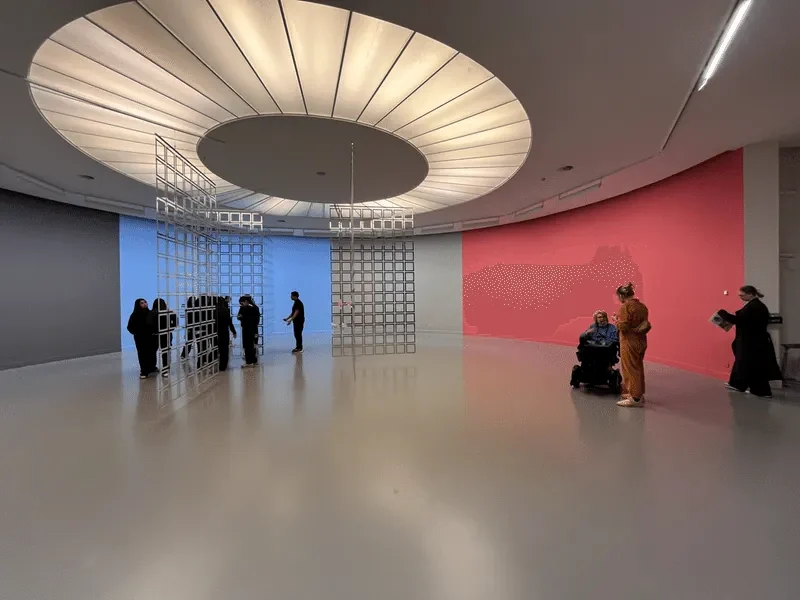 Bezoekers ontdekken hedendaagse kunst tijdens een museumrondleiding