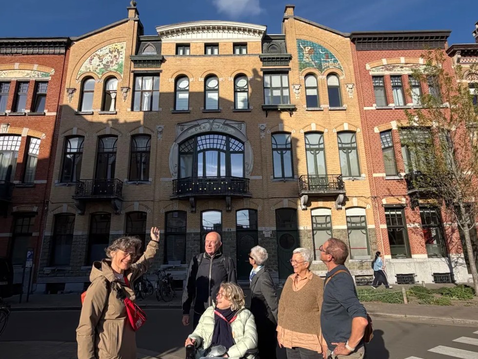 Marie-Hélène gidst een groep langs de architectuur van Zurenborg