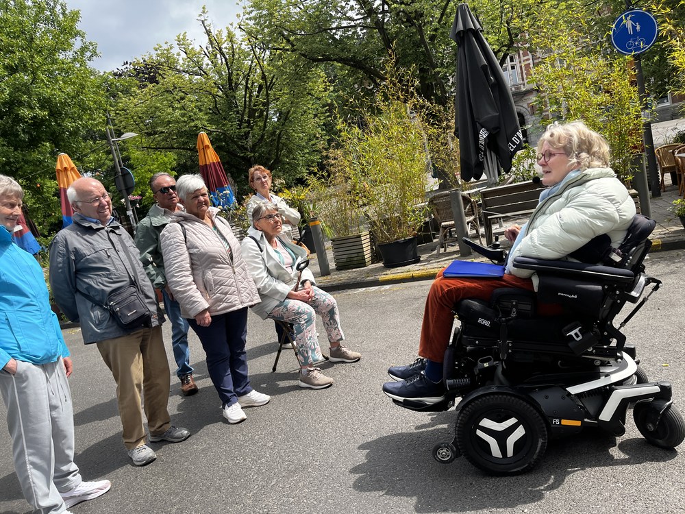 Marie-Hélène s'adresse à un groupe attentif