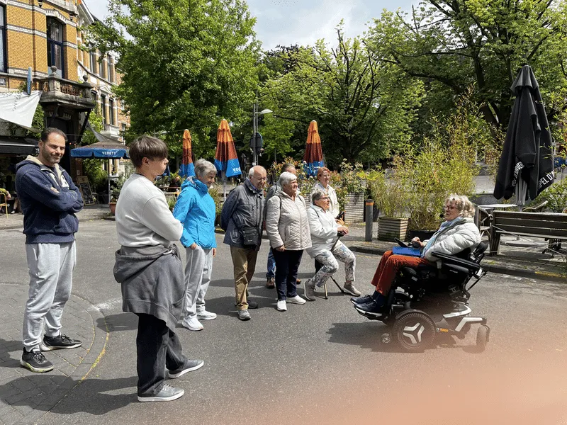 Marie-Hélène gidst een groep tijdens een uitstap in Antwerpen
