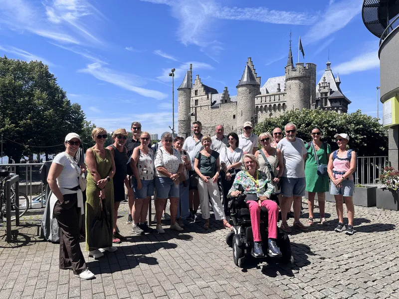 Marie-Hélène met deelnemers na een rondleiding in Antwerpen