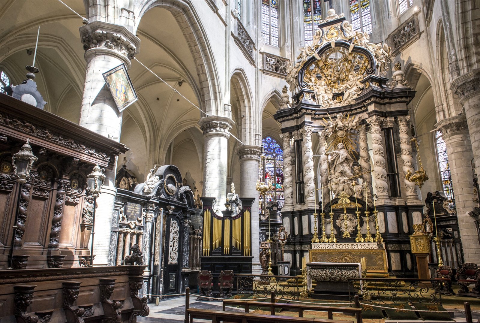 Het rijk gedecoreerde interieur van de Sint-Jacobskerk in Antwerpen